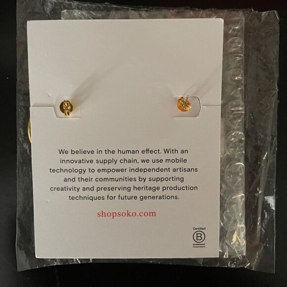 * NWT NEW! TRINA TURK MIXED MATERIAL SIA STUDS PIERCED EARRINGS - Picture 2 of 4